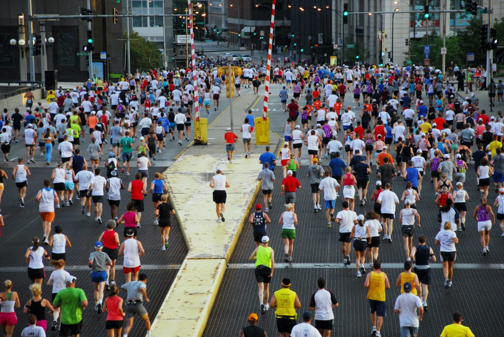 large group of runners on downtown chicago street
